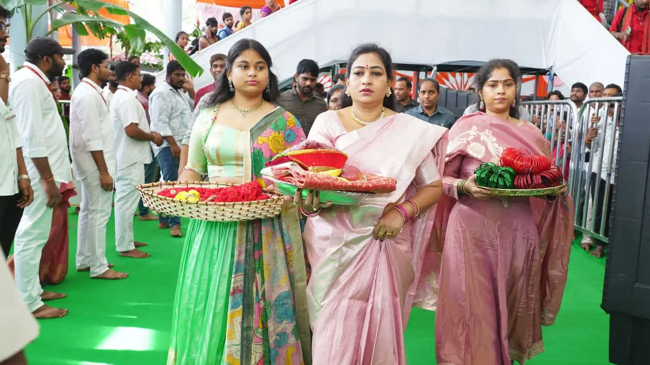 Sharannavaratri Celebrations: దుర్గమ్మ సేవలో హోంమంత్రి అనిత