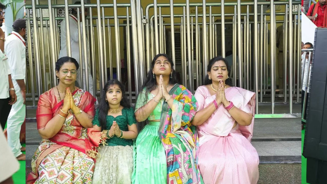 Sharannavaratri Celebrations: దుర్గమ్మ సేవలో హోంమంత్రి అనిత