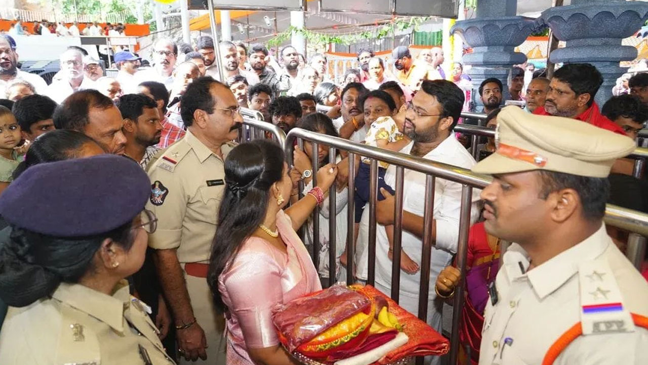 Sharannavaratri Celebrations: దుర్గమ్మ సేవలో హోంమంత్రి అనిత