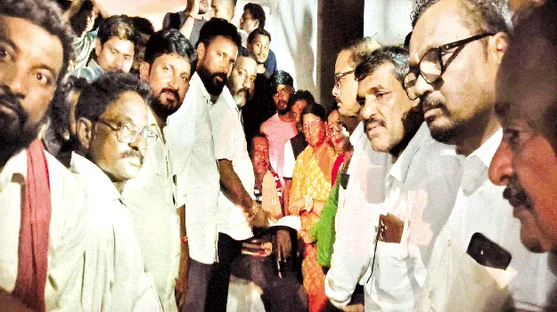 మృతురాలి కుటుంబానికి పరిహారం అందజేత 