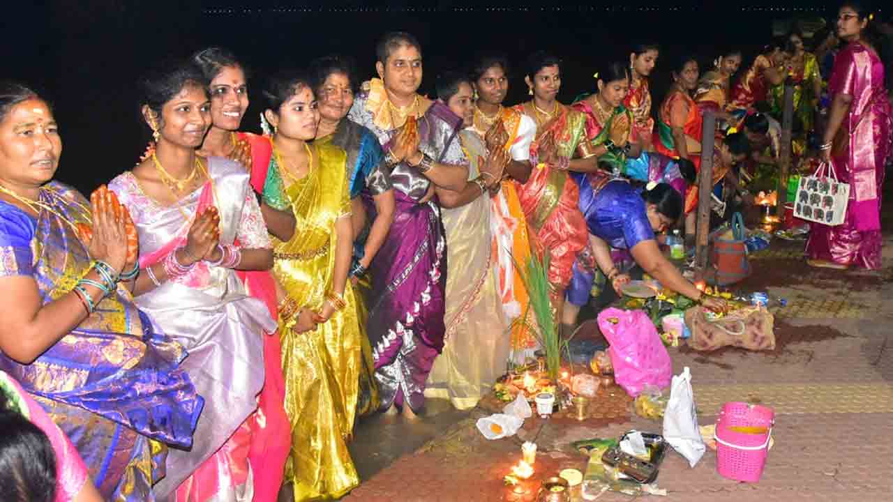 గోదావరి తీరాన పుష్కర ఘాట్‌లో అట్లతద్ది నోములు..