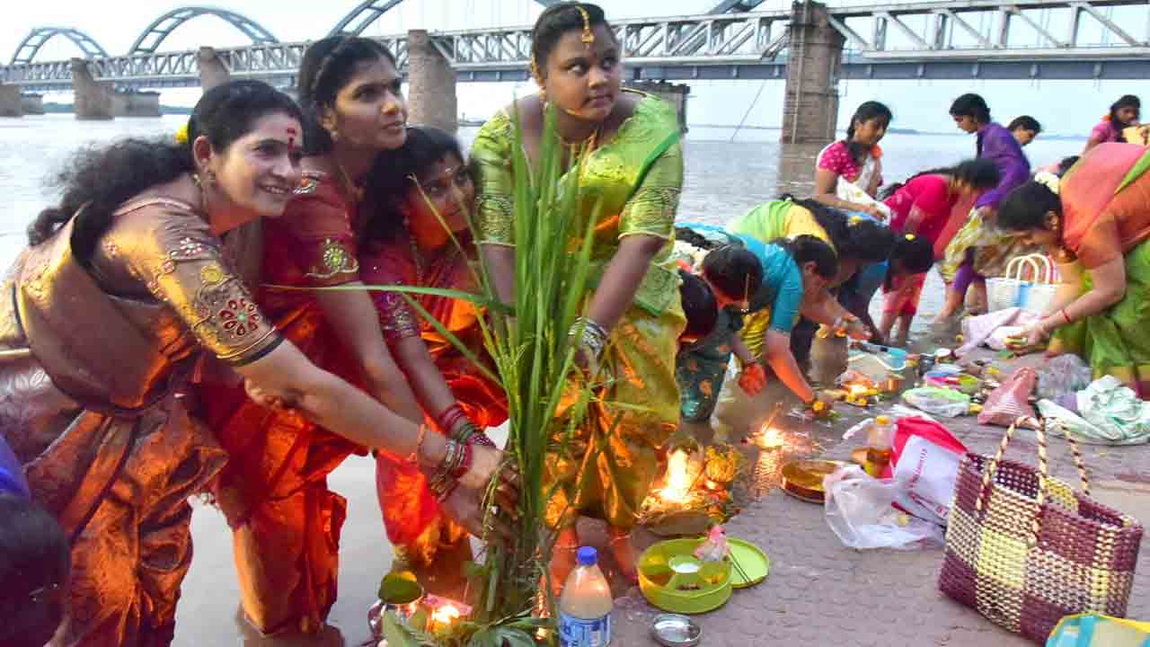 గోదావరి తీరాన పుష్కర ఘాట్‌లో అట్లతద్ది నోములు..