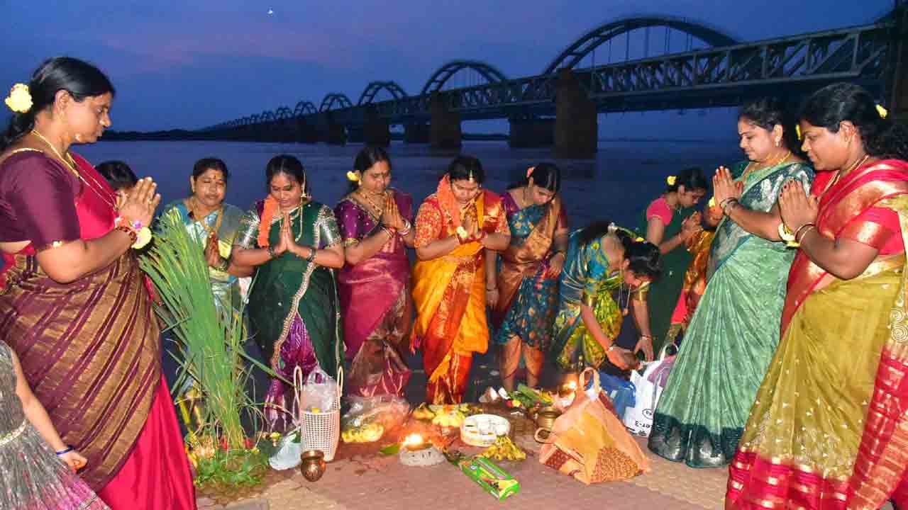 గోదావరి తీరాన పుష్కర ఘాట్‌లో అట్లతద్ది నోములు..