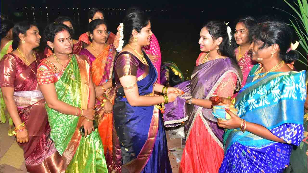 గోదావరి తీరాన పుష్కర ఘాట్‌లో అట్లతద్ది నోములు..