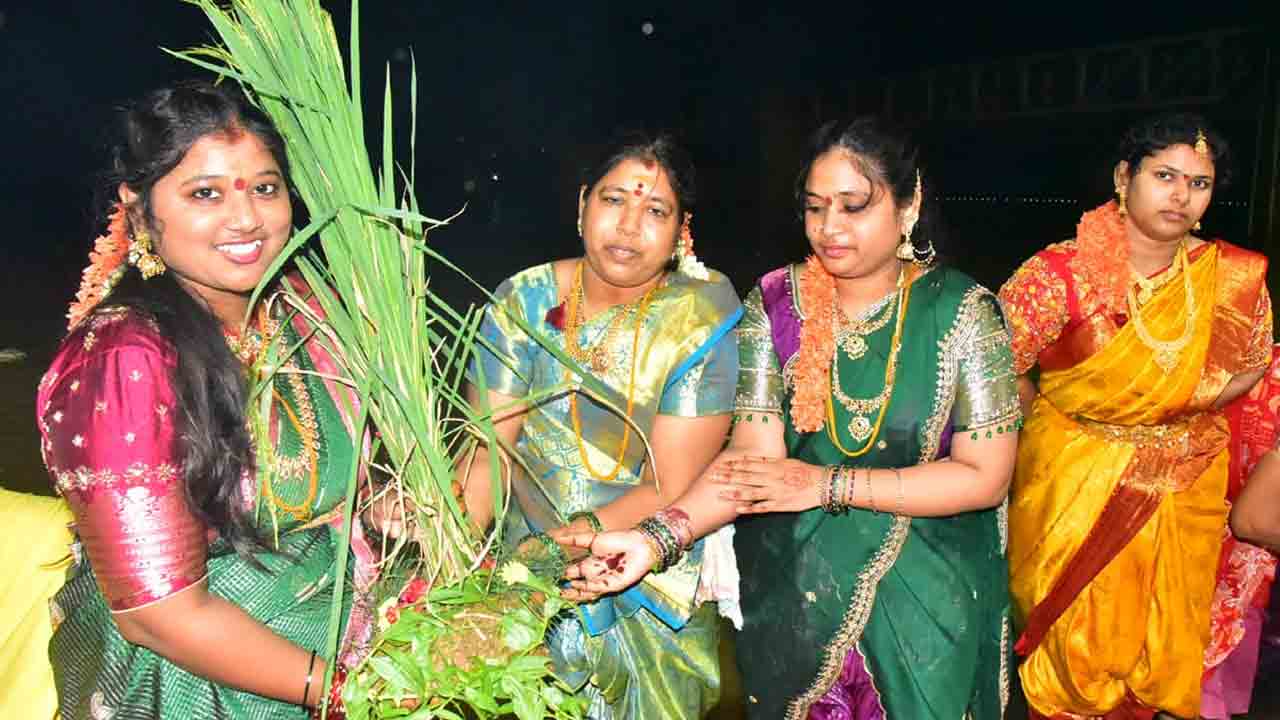 గోదావరి తీరాన పుష్కర ఘాట్‌లో అట్లతద్ది నోములు..