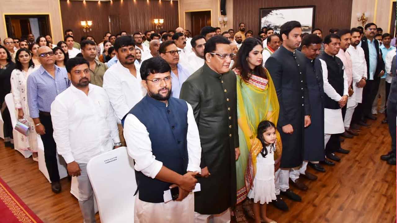 Azharuddin: తెలంగాణ మంత్రిగా అజారుద్దీన్ ప్రమాణ స్వీకారం 