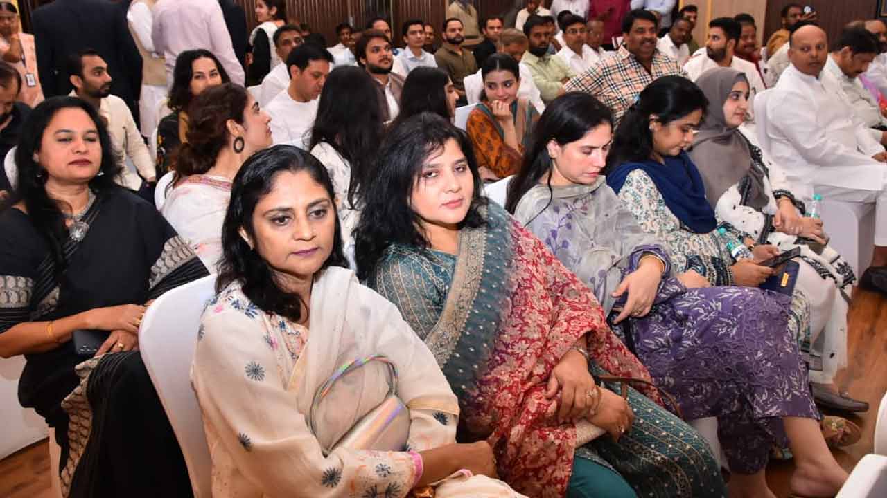 Azharuddin: తెలంగాణ మంత్రిగా అజారుద్దీన్ ప్రమాణ స్వీకారం 