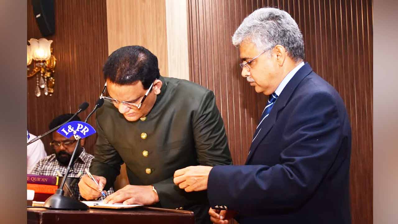 Azharuddin: తెలంగాణ మంత్రిగా అజారుద్దీన్ ప్రమాణ స్వీకారం 