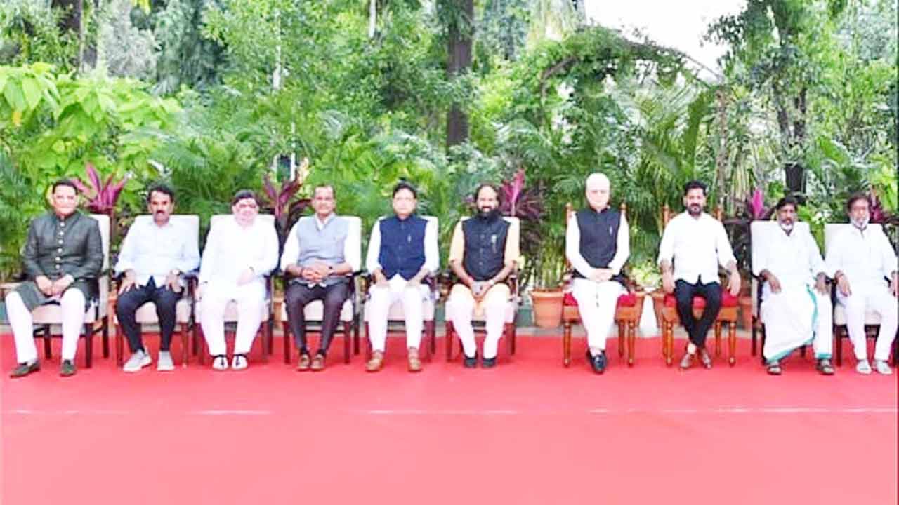 Azharuddin: తెలంగాణ మంత్రిగా అజారుద్దీన్ ప్రమాణ స్వీకారం 