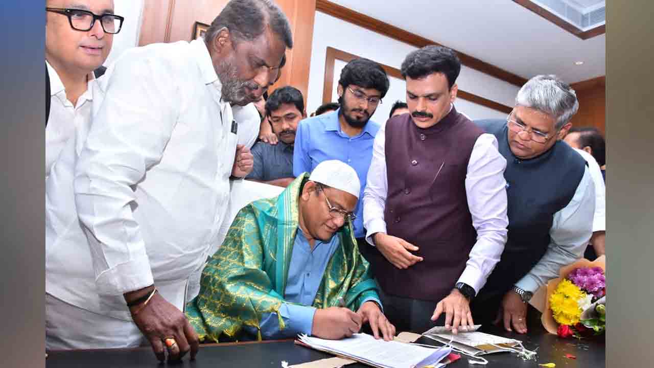 Azharuddin: తెలంగాణ మంత్రిగా బాధ్యతలు స్వీకరించిన అజారుద్దీన్