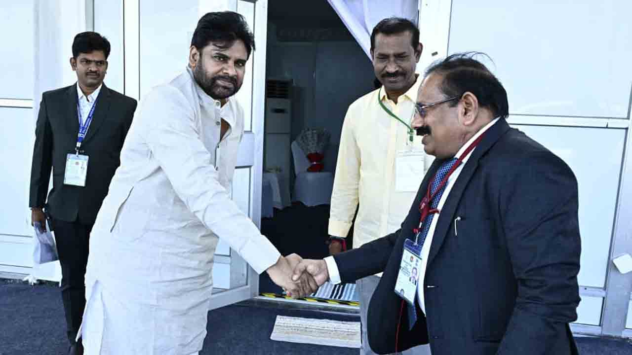 PM Modi Tour in Kurnool: కర్నూలు ఎయిర్ పోర్ట్‌‌లో గవర్నర్, సీఎం, డిప్యూటీ సీఎం 