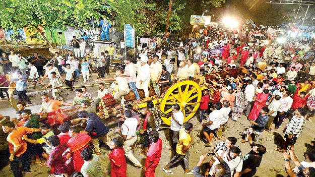 coming sirimanu tree to vizianagaram అడుగడుగునా నీరా‘జనం’ 