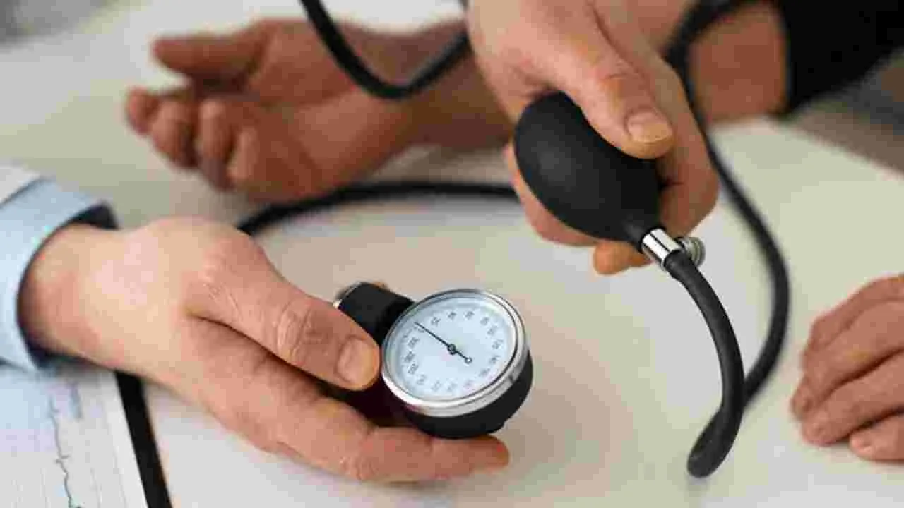 Orthostatic Hypotension: అకస్మాత్తుగా లేచి నిలబడితే తలతిరుగుతోందా? బీపీ తగ్గడమే దీనికి కారణమని తెలుసా 