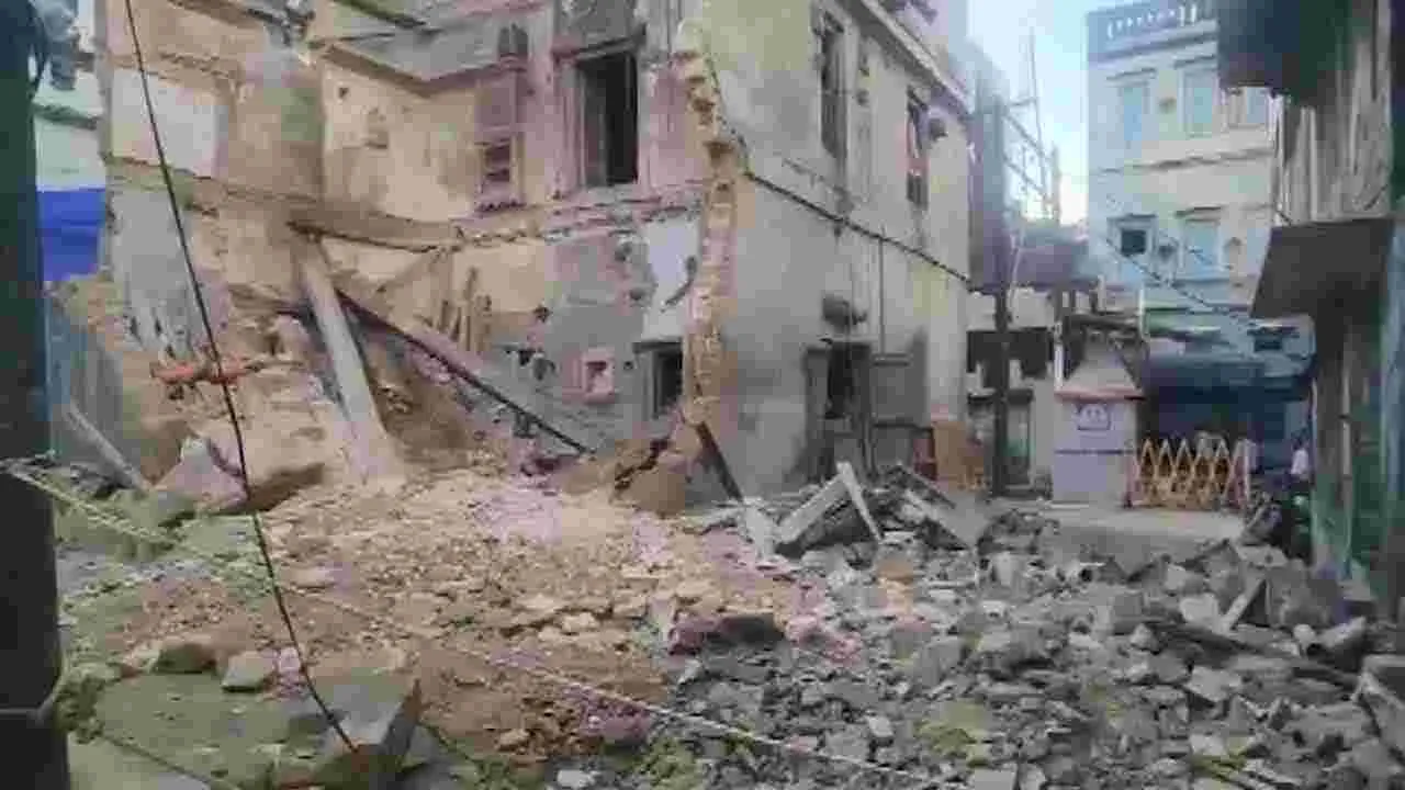 Building Collapse Claims Lives: కూలిన పాత భవనం. ముగ్గురు మృతి.. 