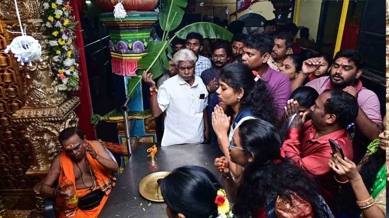 Mangala Gowri Alankaram: దేవీ నవరాత్రులు.. మంగళ గౌరీ అలంకరణలో బల్కంపేట ఎల్లమ్మ