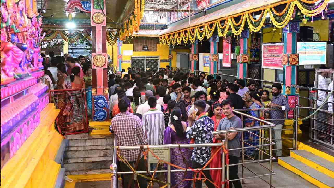 Mangala Gowri Alankaram: దేవీ నవరాత్రులు.. మంగళ గౌరీ అలంకరణలో బల్కంపేట ఎల్లమ్మ