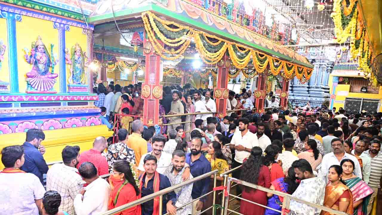 Mangala Gowri Alankaram: దేవీ నవరాత్రులు.. మంగళ గౌరీ అలంకరణలో బల్కంపేట ఎల్లమ్మ