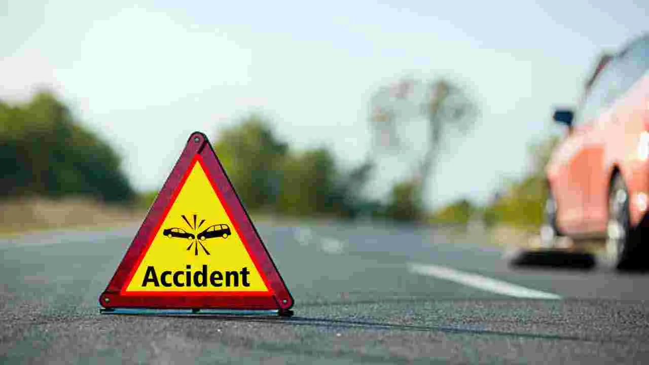 Suryapet Road Accident: దసరాకు వెళ్లొస్తూ.. అన్నదమ్ములు మృతి..