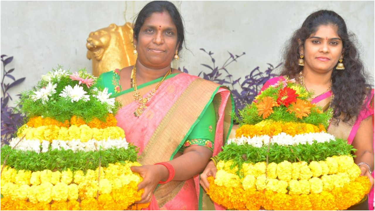 Sangareddy: కలెక్టర్ కార్యాలయంలో బతుకమ్మ సంబరాలు