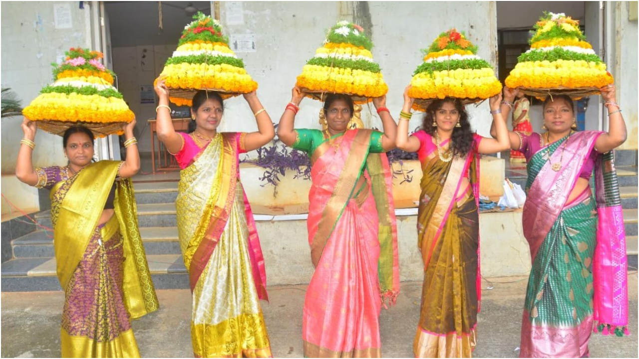 Sangareddy: కలెక్టర్ కార్యాలయంలో బతుకమ్మ సంబరాలు