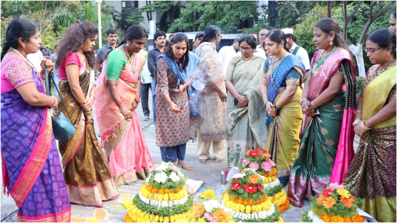 Sangareddy: కలెక్టర్ కార్యాలయంలో బతుకమ్మ సంబరాలు