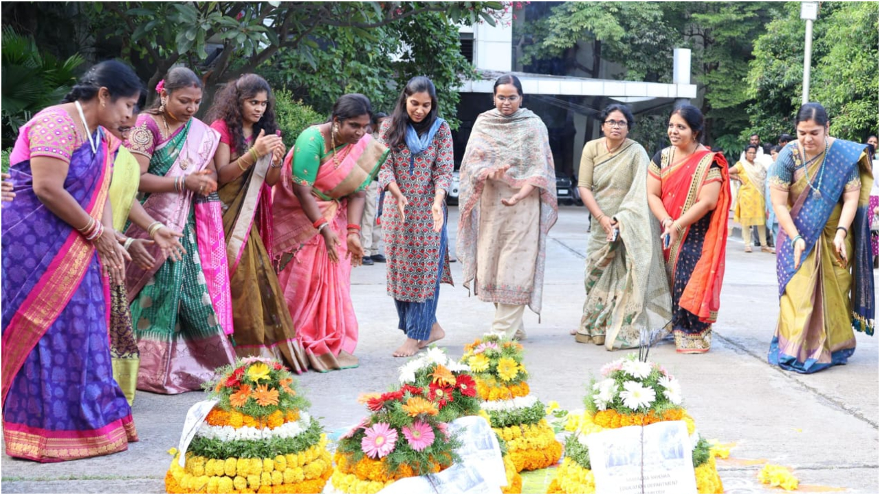 Sangareddy: కలెక్టర్ కార్యాలయంలో బతుకమ్మ సంబరాలు