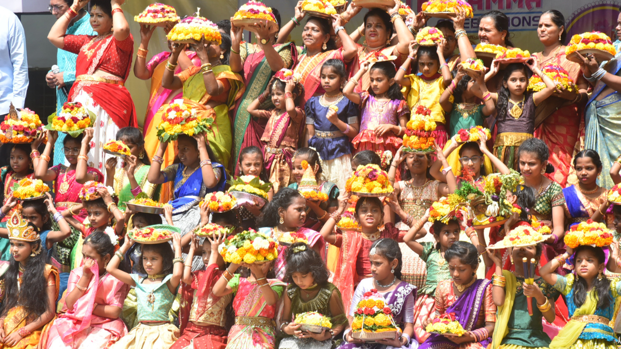  Secunderabad:  ఘనంగా  స్కూల్ విద్యార్థుల బతుకమ్మ సంబరాలు.. 