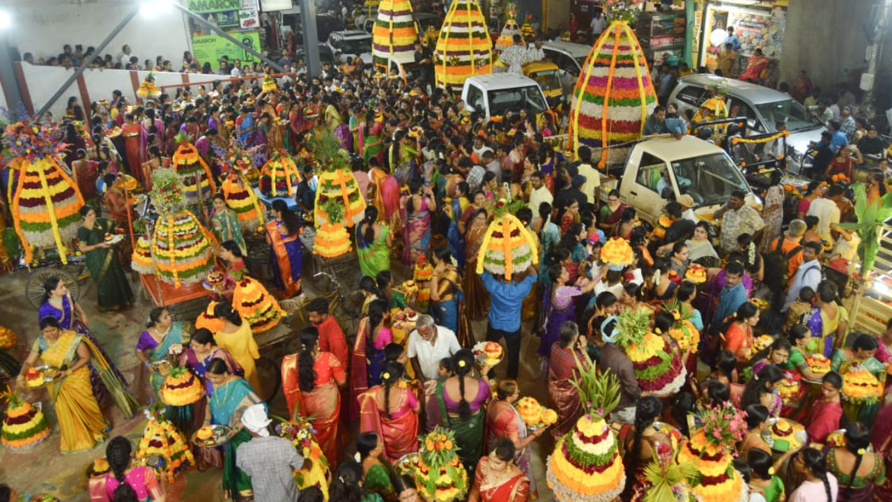 Bathukamma: తెలంగాణలో ఘనంగా బతుకమ్మ సంబరాలు