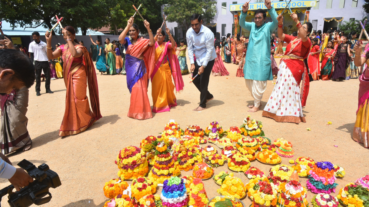  Secunderabad:  ఘనంగా  స్కూల్ విద్యార్థుల బతుకమ్మ సంబరాలు.. 