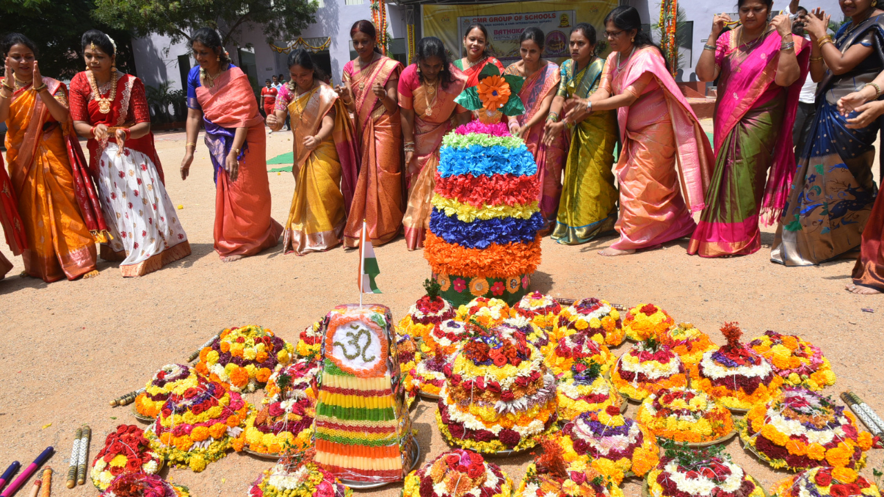  Secunderabad:  ఘనంగా  స్కూల్ విద్యార్థుల బతుకమ్మ సంబరాలు.. 
