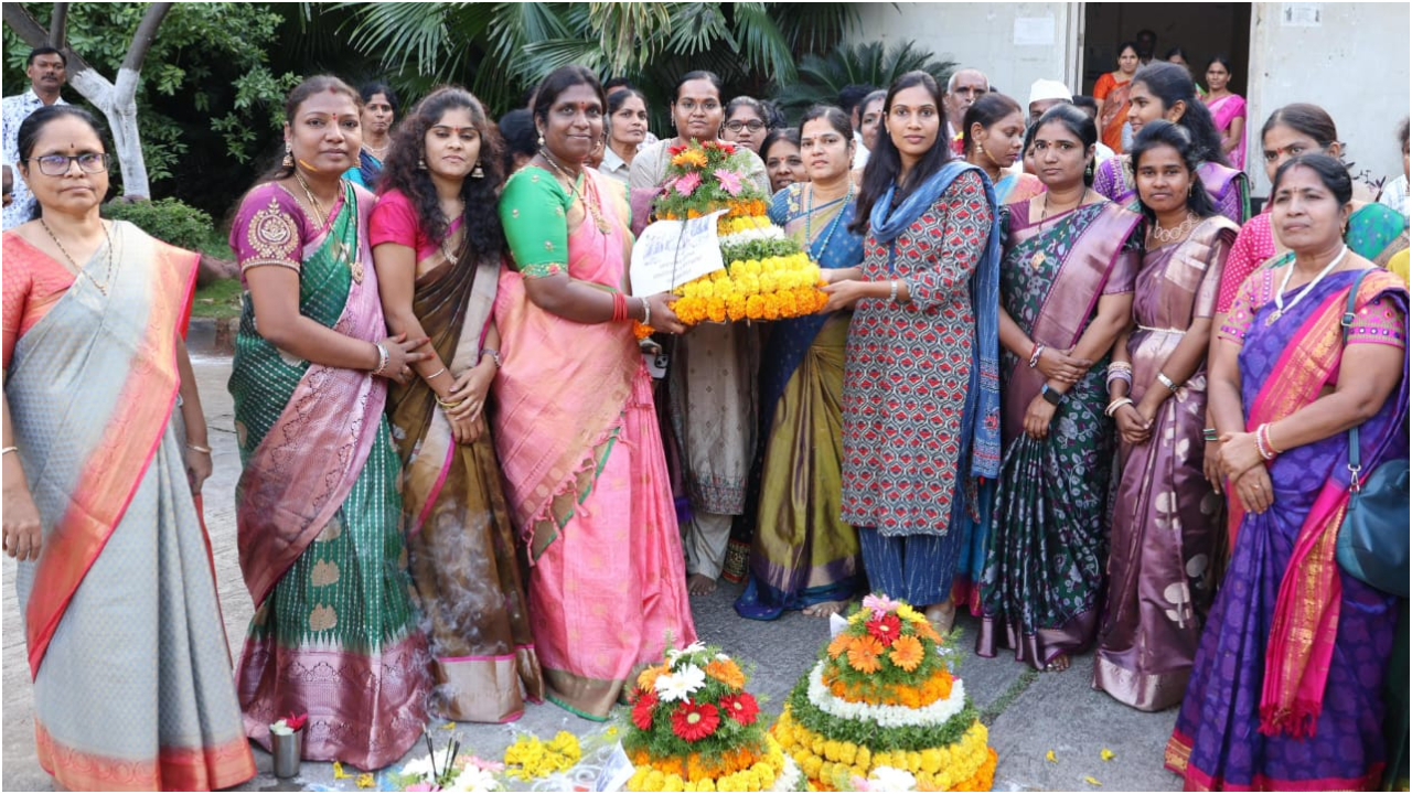 Sangareddy: కలెక్టర్ కార్యాలయంలో బతుకమ్మ సంబరాలు