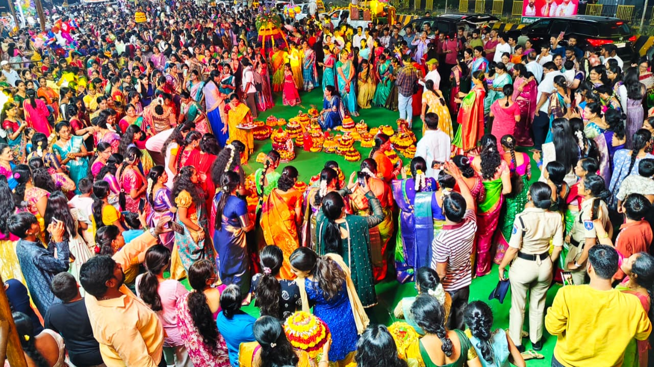 Bathukamma: తెలంగాణలో ఘనంగా బతుకమ్మ సంబరాలు