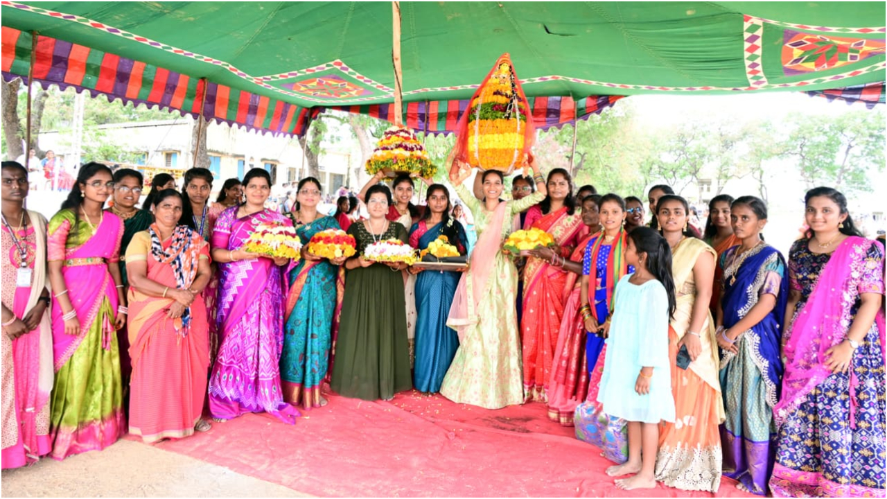 Vanaparthi: వనపర్తి పాలిటెక్నిక్ కళాశాల‌లో బతుకమ్మ సంబరాలు