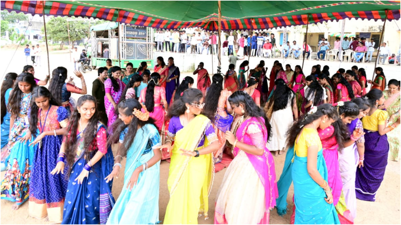 Vanaparthi: వనపర్తి పాలిటెక్నిక్ కళాశాల‌లో బతుకమ్మ సంబరాలు