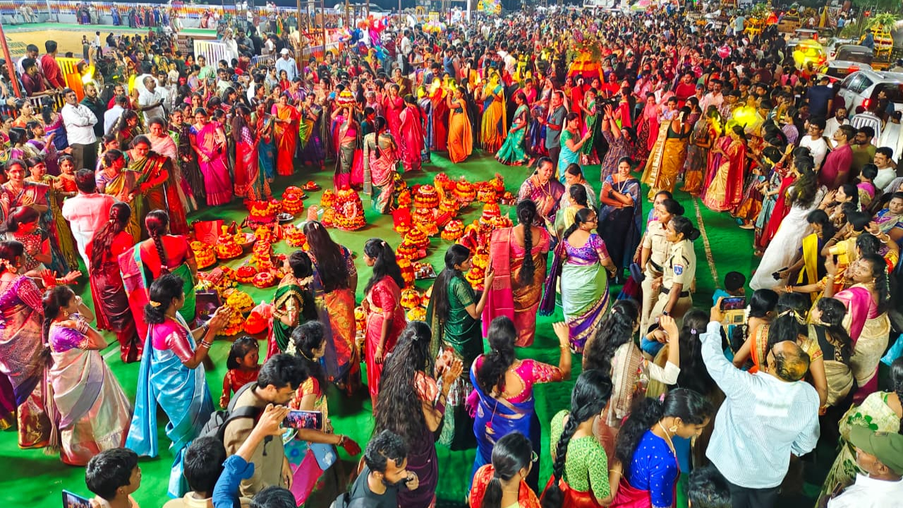 Bathukamma: తెలంగాణలో ఘనంగా బతుకమ్మ సంబరాలు