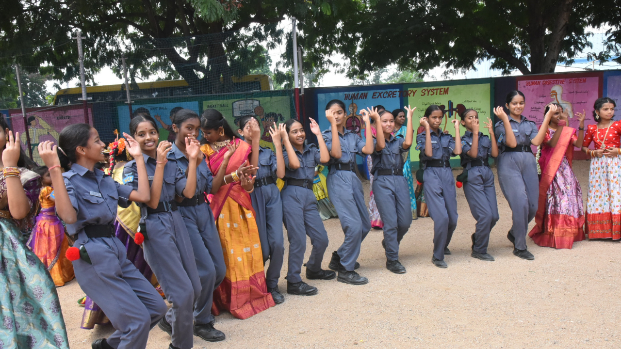  Secunderabad:  ఘనంగా  స్కూల్ విద్యార్థుల బతుకమ్మ సంబరాలు.. 