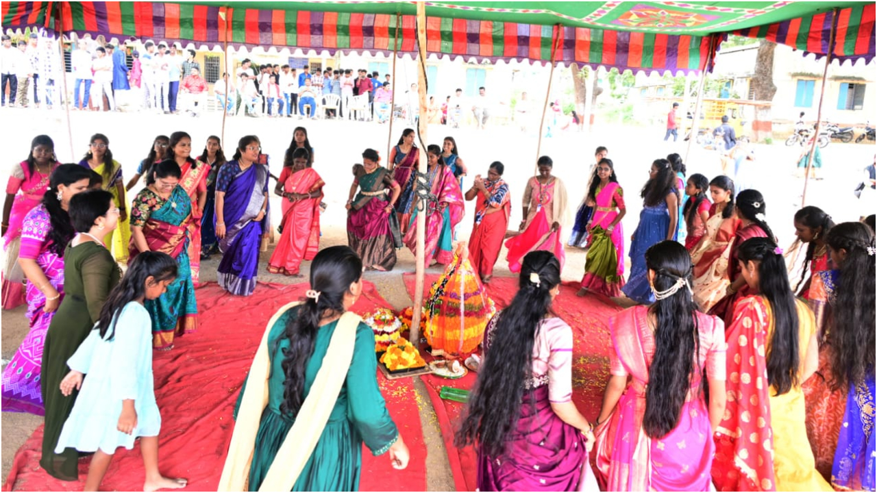 Vanaparthi: వనపర్తి పాలిటెక్నిక్ కళాశాల‌లో బతుకమ్మ సంబరాలు