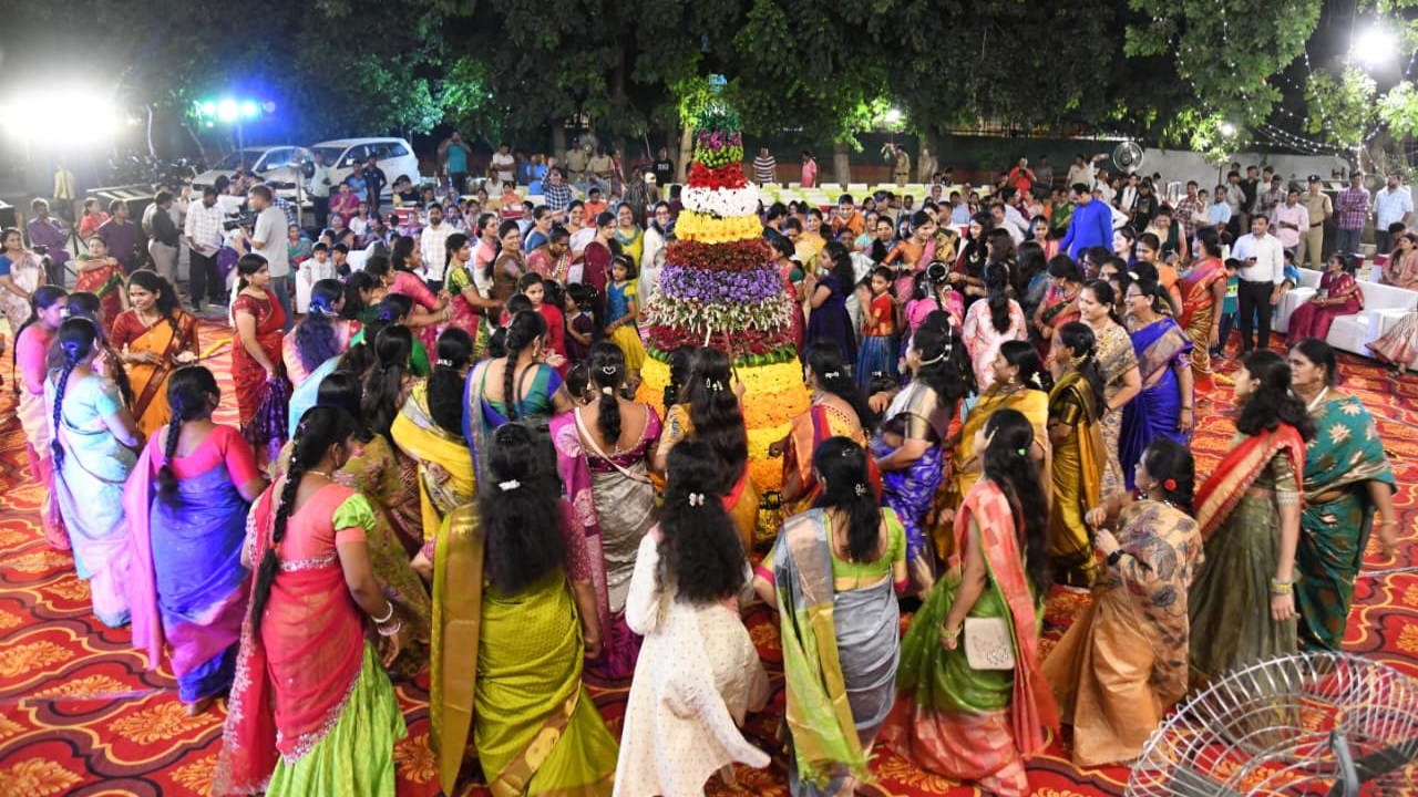 Bathukamma: తెలంగాణలో ఘనంగా బతుకమ్మ సంబరాలు