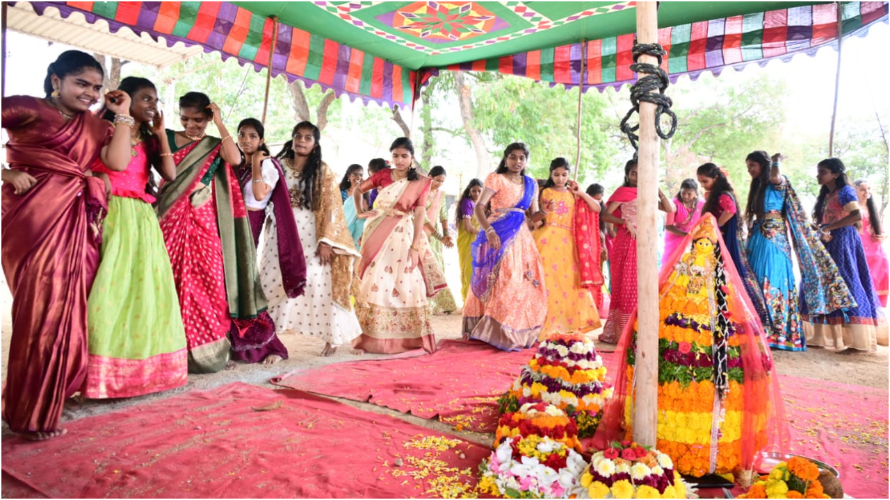 Vanaparthi: వనపర్తి పాలిటెక్నిక్ కళాశాల‌లో బతుకమ్మ సంబరాలు