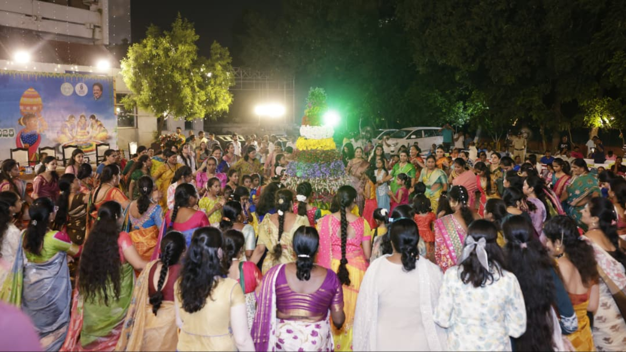 Bathukamma: తెలంగాణలో ఘనంగా బతుకమ్మ సంబరాలు