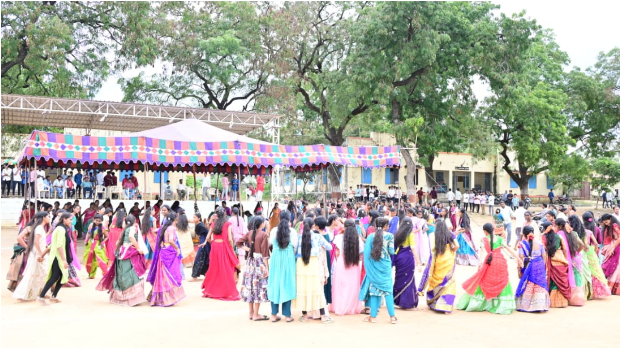 Vanaparthi: వనపర్తి పాలిటెక్నిక్ కళాశాల‌లో బతుకమ్మ సంబరాలు