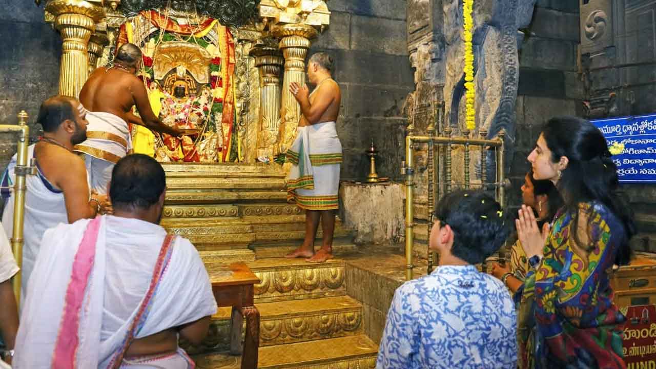 Nara Brahmani : శ్రీకాళహస్తి ఆలయంలో స్వామి, అమ్మవార్లను నేను, మా దేవాన్ష్ దర్శించుకున్నాం: నారా బ్రాహ్మణి