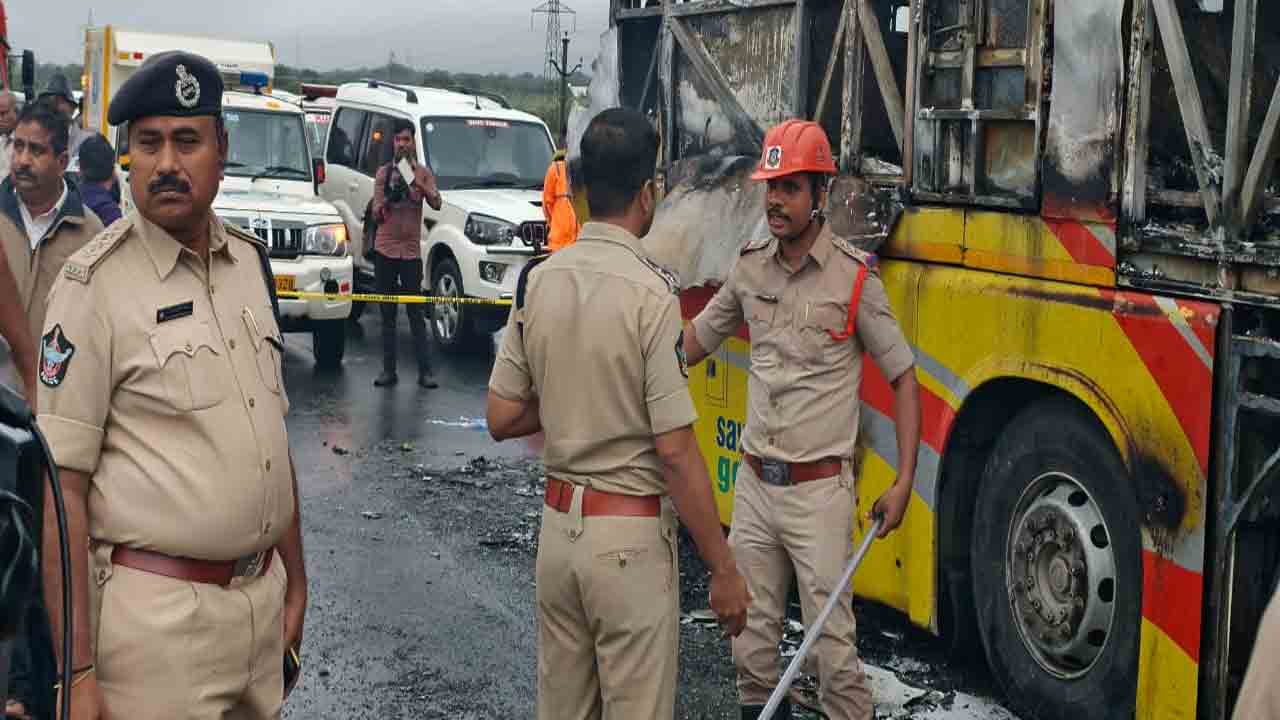 Hyderabad - Bangalore Bus Fire Accident: బస్సు దగ్ధం.. 20 మందికిపైగా సజీవ దహనం 