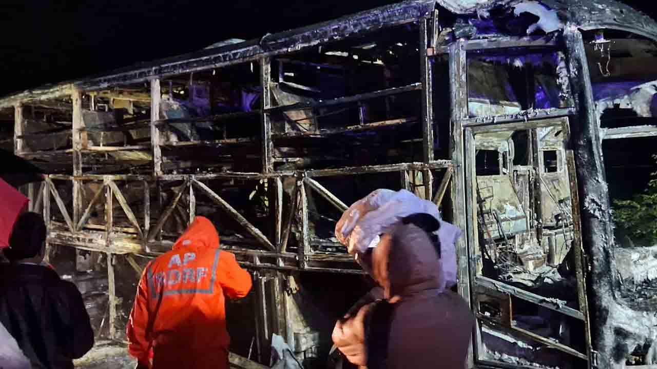 Hyderabad - Bangalore Bus Fire Accident: బస్సు దగ్ధం.. 20 మందికిపైగా సజీవ దహనం 