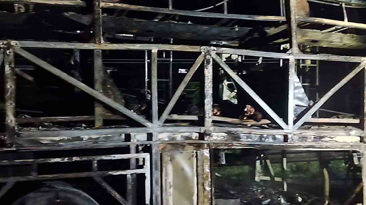 Hyderabad - Bangalore Bus Fire Accident: బస్సు దగ్ధం.. 20 మందికిపైగా సజీవ దహనం 