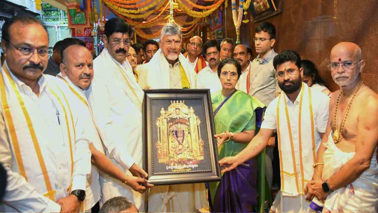 Indrakeeladri Navratri: దుర్గమ్మకు పట్టు వస్త్రాలు సమర్పించిన సీఎం చంద్రబాబు దంపతులు