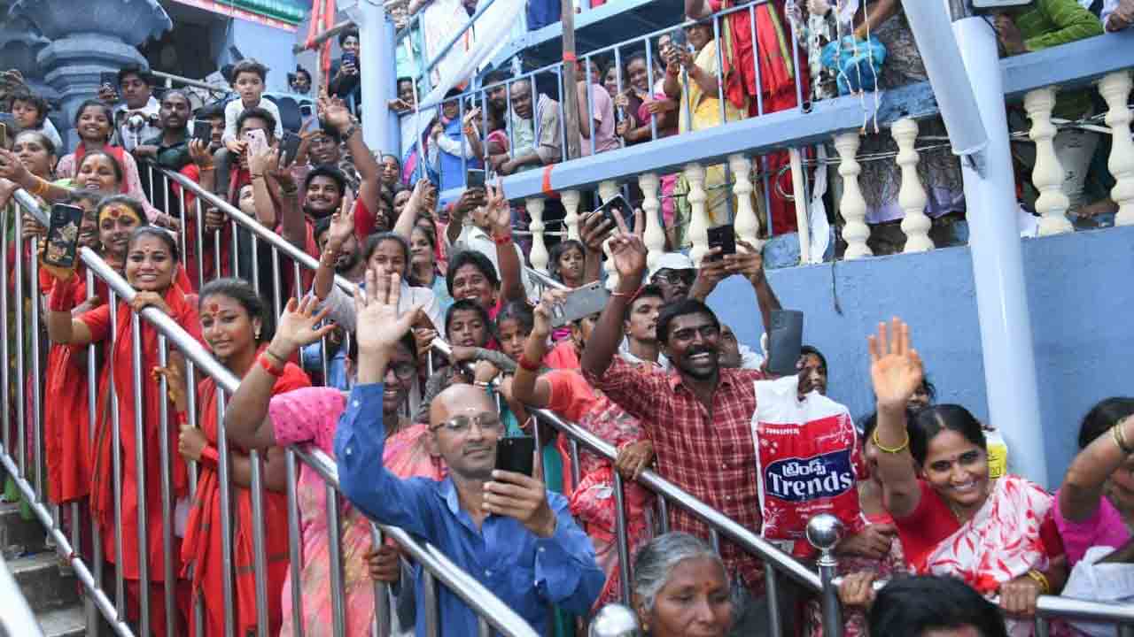 Indrakeeladri Navratri: దుర్గమ్మకు పట్టు వస్త్రాలు సమర్పించిన సీఎం చంద్రబాబు దంపతులు