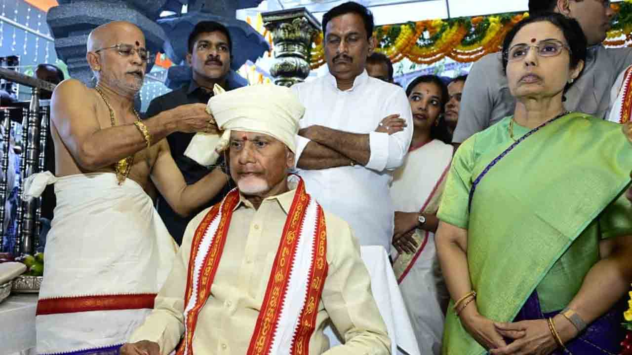 Indrakeeladri Navratri: దుర్గమ్మకు పట్టు వస్త్రాలు సమర్పించిన సీఎం చంద్రబాబు దంపతులు