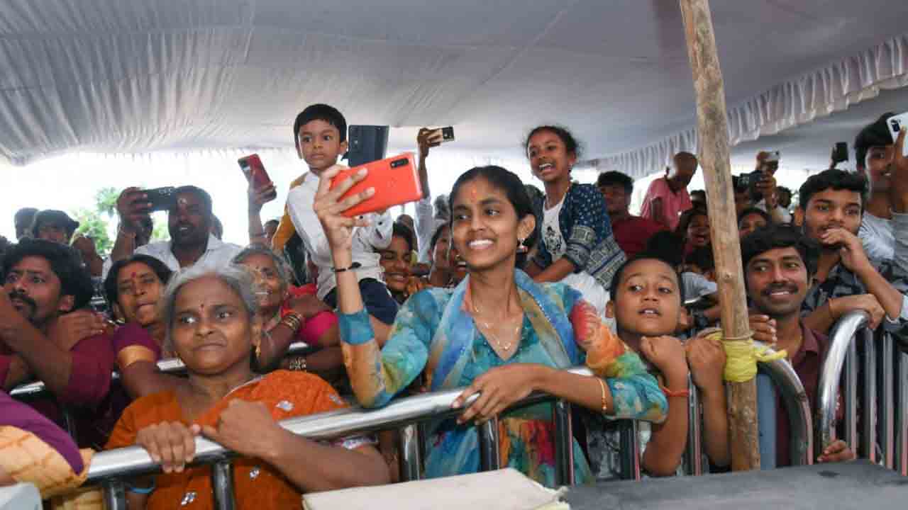 Indrakeeladri Navratri: దుర్గమ్మకు పట్టు వస్త్రాలు సమర్పించిన సీఎం చంద్రబాబు దంపతులు