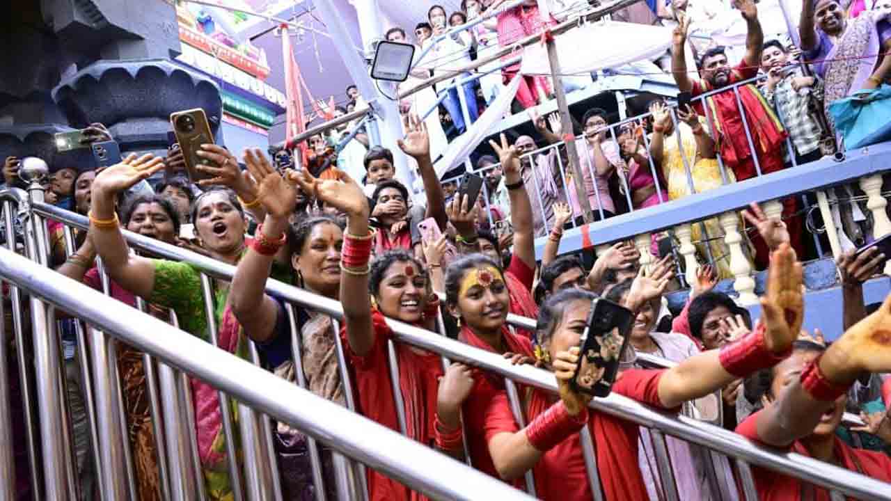 Indrakeeladri Navratri: దుర్గమ్మకు పట్టు వస్త్రాలు సమర్పించిన సీఎం చంద్రబాబు దంపతులు